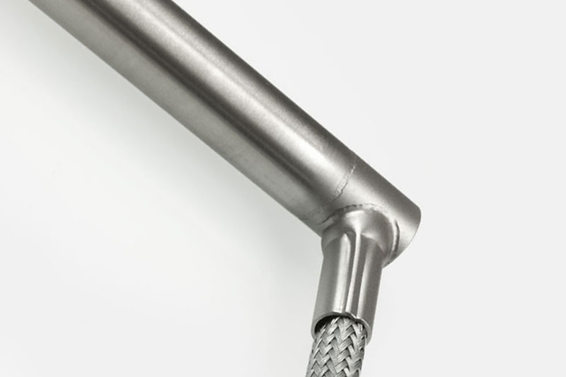 Anschlussvariante NR: Rohrbogen rechtwinklig mit Drahtgeflechtschlauch und Schutzleiter für Durchmesser 16mm