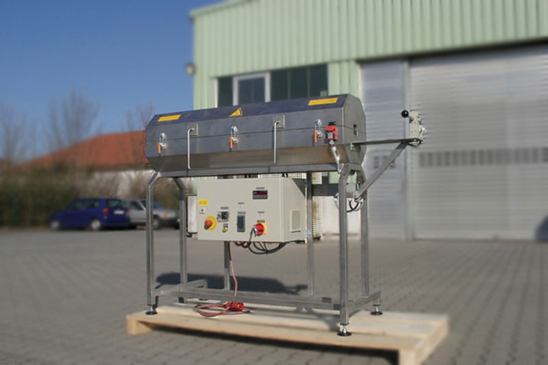 Durchlaufofen oder -strahler werden für die kontinuierliche Erwärmung, thermische Behandlung von Kabeln, Metallbändern, Kunststoffprofilen o. Ä. im Fertigungsprozess benötigt. Mehrere Durchlaufstrahler können miteinander gekoppelt werden.