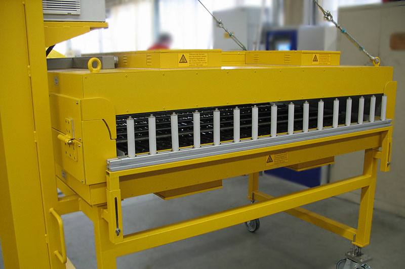Durchlaufofen oder -strahler werden für die kontinuierliche Erwärmung, thermische Behandlung von Kabeln, Metallbändern, Kunststoffprofilen o. Ä. im Fertigungsprozess benötigt. Mehrere Durchlaufstrahler können miteinander gekoppelt werden.