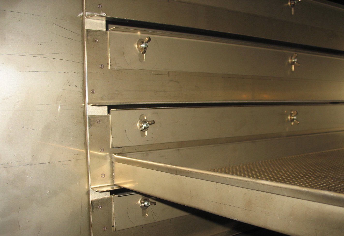 Labortrockner werden für die Forschung, Entwicklung, Medizin, Mikrobiologie und in vielen anderen industriellen Einsatzgebieten eingesetzt wie z. B. als Brutschrank, Wärmeschrank oder auch Umluftschrank. Als Mehrkammerofen kommt dieser auch in der Chemie,