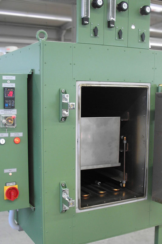 Wärmekammern werden zur schonenden, gradgenauen, thermischen Behandlung von Bauteilen im Bereich der Fertigung von elektronischen Leistungsstellern verwendet. Eine Inertgasatmosphäre unterstützt diesen Prozess.