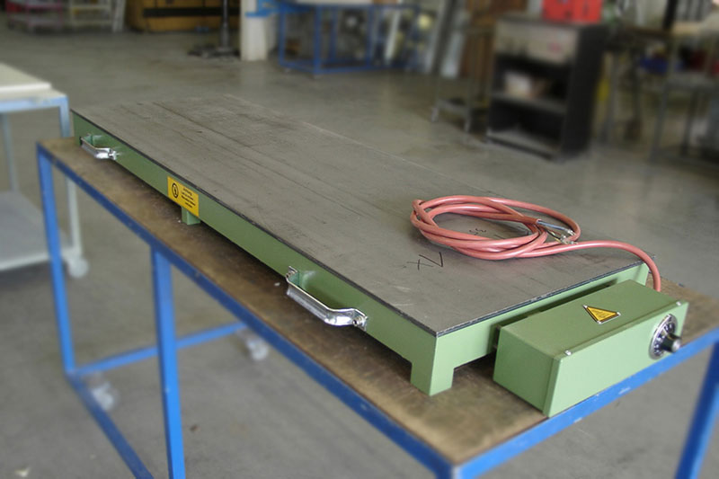 Wärmeplatten eignen sich zur Wachserwärmung, sowie zur Erwärmung von Spulenkörpern und Metallformen. Ausführungen mit Abdeckhauben verhindern die Wärmeverluste und verbessern die Temperaturverteilung auf der Wärmeplatte.