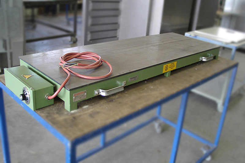 Wärmeplatten eignen sich zur Wachserwärmung, sowie zur Erwärmung von Spulenkörpern und Metallformen. Ausführungen mit Abdeckhauben verhindern die Wärmeverluste und verbessern die Temperaturverteilung auf der Wärmeplatte.