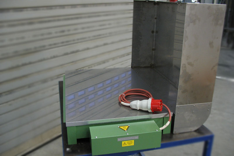 Wärmeplatten eignen sich zur Wachserwärmung, sowie zur Erwärmung von Spulenkörpern und Metallformen. Ausführungen mit Abdeckhauben verhindern die Wärmeverluste und verbessern die Temperaturverteilung auf der Wärmeplatte.