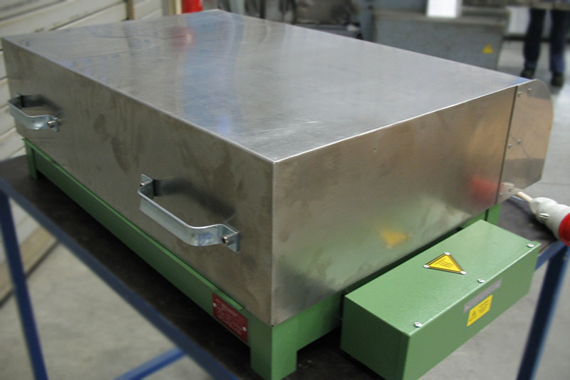 Wärmeplatten eignen sich zur Wachserwärmung, sowie zur Erwärmung von Spulenkörpern und Metallformen. Ausführungen mit Abdeckhauben verhindern die Wärmeverluste und verbessern die Temperaturverteilung auf der Wärmeplatte.